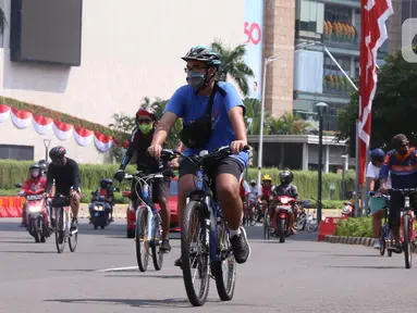 Pesepeda melintasi kawasan Bundaran HI, Jakarta, Minggu (16/8/2020). Dinas Perhubungan DKI Jakarta memastikan 32 kawasan khusus pesepeda (KKP) di lima wilayah kota administrasi di Ibu Kota ditiadakan mulai hari ini. (Liputan6.com/Angga Yuniar)