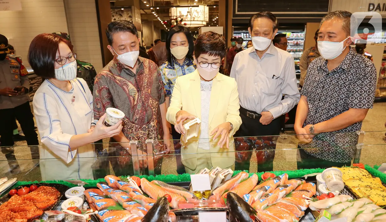 CEO PT. Supra Boga Lestari Tbk (RANC) Meshvara Kanjaya, CEO PT. Lippo Malls Indonesia (LMI) Eddy Mumin, CMMO RANCH Maria Suwarni, Associate Director LMI Rita Yovita, Komisaris Utama RANC Kentjana Widjaja pada pembukaan supermarket Ranch Market di Lippo Mall Puri, Jakarta. (Liputan6.com/Fery Pradolo)
