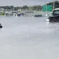 Kendaraan terbengkalai terendam banjir yang menutupi jalan utama di Dubai, Uni Emirat Arab. (AP)