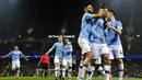 Para pemain Manchester City merayakan gol yang dicetak oleh Gabriel Jesus ke gawang Everton pada laga Premier League di Stadion Etihad, Rabu (1/1/2020). Manchester City menang 2-1 atas Everton. (AP/Rui Vieira)