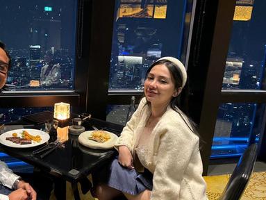 Pada Jumat (26/4), Gofar Hilman merayakan bertambahnya usia ke-41 tahun. Ia tampak merayakannya dengan dinner berdua bareng Cupi Cupita. Keduanya kompak memakai outfit serba putih. Cupi juga mempermanis penampilan cantiknya dengan bando warna senada. (Liputan6.com/IG/@cupitagobas19)