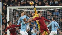 Kiper Manchester City, Ederson, menepis bola saat melawan Liverpool pada laga Premier League di Stadion Etihad, Manchester, Kamis (4/1). City menang 2-1 atas Liverpool. (AFP/Oli Scarff)