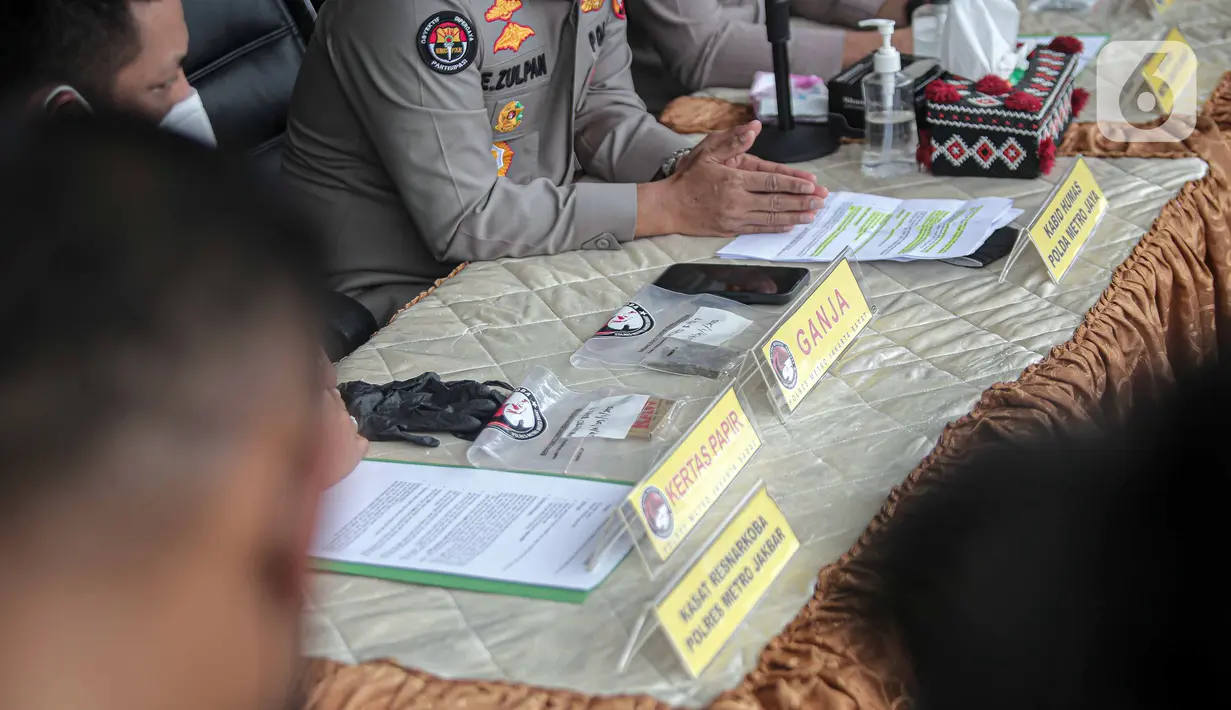 Barang bukti kasus narkoba yang menjerat musikus Ardhito Pramono ditampilkan pada saat rilis di Polres Jakarta Barat, Kamis (13/1/2022). Polisi menyatakan sudah menemukan rekam jejak digital Ardhito Pramono terkait narkoba yang dipakainya. (Liputan6.com/Faizal Fanani)