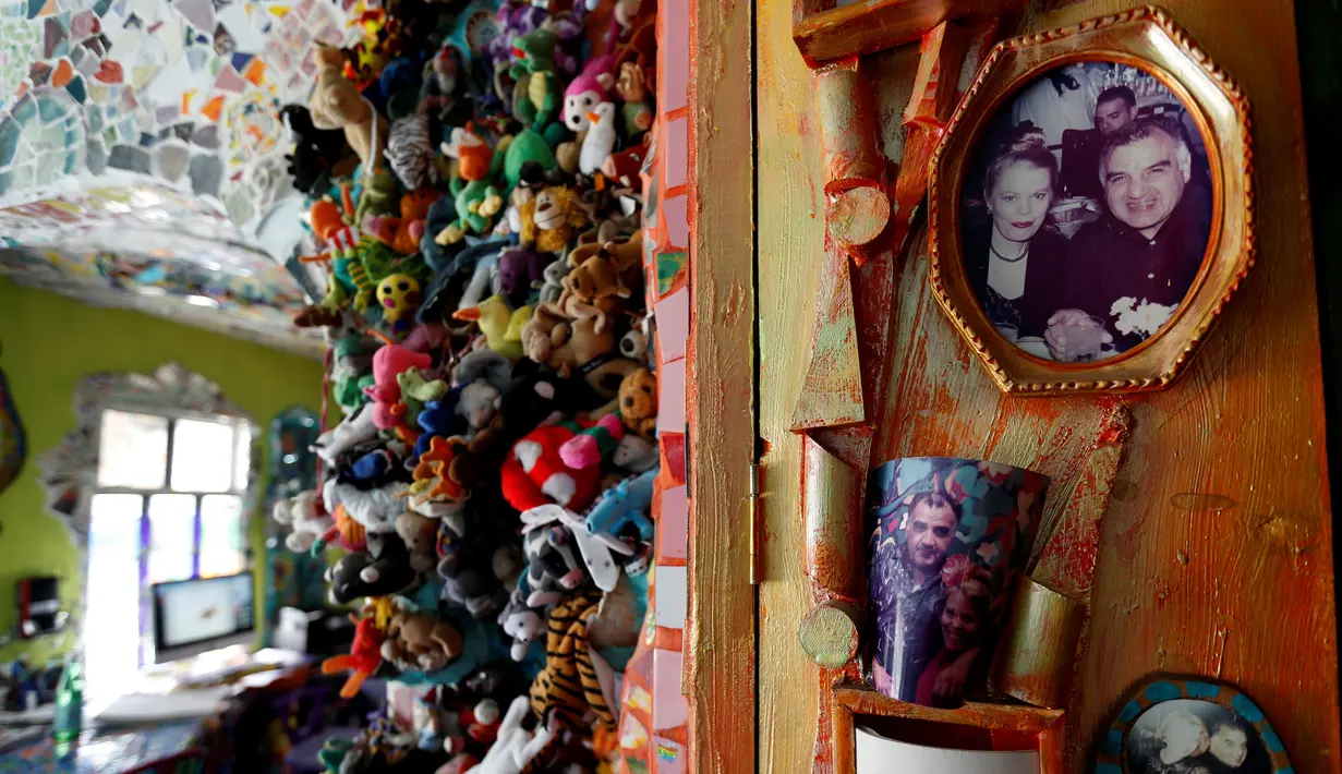 Foto Cheri Pann dan Gonzalo Duran terpajang di raung dapur Mosaic Tile House di Venice, California, AS, (26/9). Rumah ini dipenuhi mozaik dari kepingan keramik, genteng, souvenir, mainan hingga barang-barang bekas. (REUTERS/Mario Anzuoni)