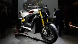 Prototipe sepeda motor listrik keluaran perusahaan asal Italia, Volt yang ditampilkan selama pameran di Milan, Italia (16/3). Sepeda motor listrik ini dapat melaju dengan kecepatan 100 km/jam dalam 4,6 detik. (AP Photo/Antonio Calanni)