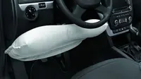 Knee airbag atau kantung udara lutut ini dapat berfungsi mencegah cidera pada bagian lutut, pahal, hingga pinggang. (Autofile).