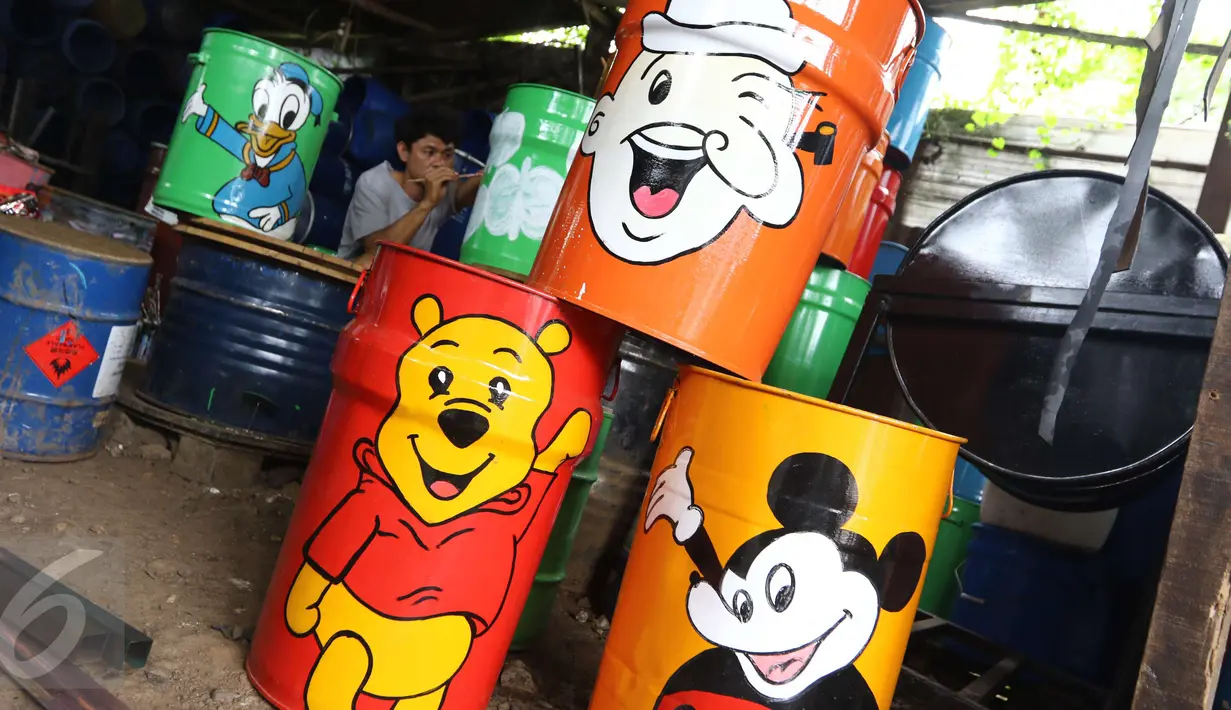 Sejumlah tong sampah bergambar tokoh kartun sudah jadi yang dibuat di kawasan serpong, Tangerang Selatan, Senin (20/3). Tong sampah bermotif karakter kartun tersebut di jual seharga 80-125 ribu. (Liputan6.com/Helmi Afandi)