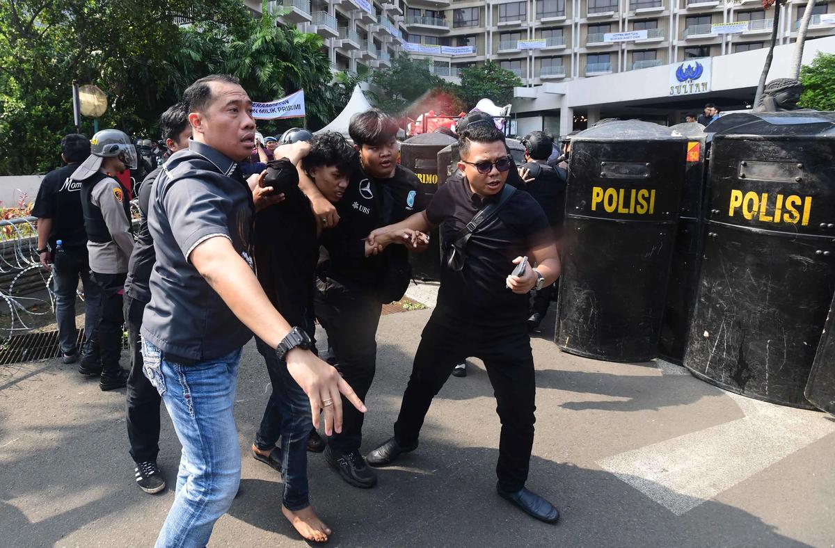 FOTO: Bentrok Saat  Eksekusi Pengosongan Hotel Sultan di Kawasan GBK