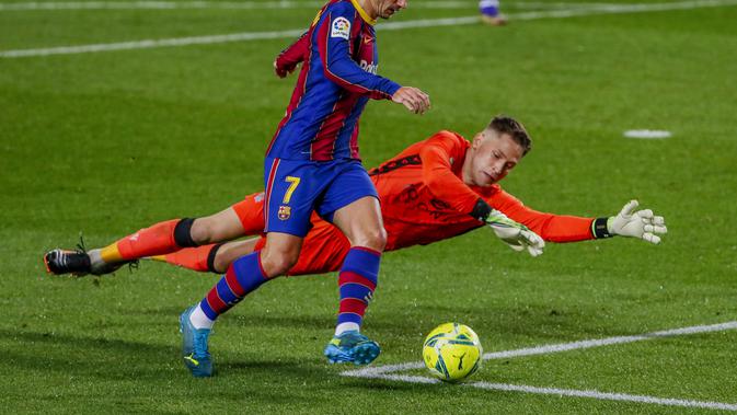 Aksi Antoine Griezmann pada pertandingan sepak bola Liga Spanyol antara FC Barcelona dan Real Sociedad di stadion Camp Nou di Barcelona, Spanyol, Rabu, 16 Desember 2020. (AP Photo) / Joan Monfort)
