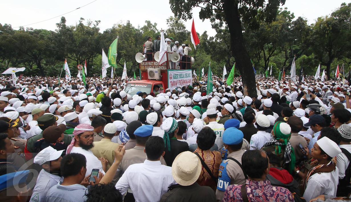 Massa dari ormas Islam menggelar unjuk rasa di depan kantor Basuki Tjahaja Purnama di Balai Kota Jakarta, Jumat (14/10). Mereka berdemonstrasi terkait pernyataan Ahok yang dinilai menyinggung satu golongan masyarakat. (Liputan6.com/Immanuel Antonius)