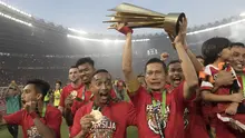 Kapten Persija Jakarta, Ismed Sofyan, mengangkat piala bersama rekan-rekannya usai mengalahkan Mitra Kukar pada laga Liga 1 di SUGBK, Jakarta, Minggu (9/12). Persija menang 2-1 atas Mitra. (Bola.com/Vitalis Yogi Trisna)