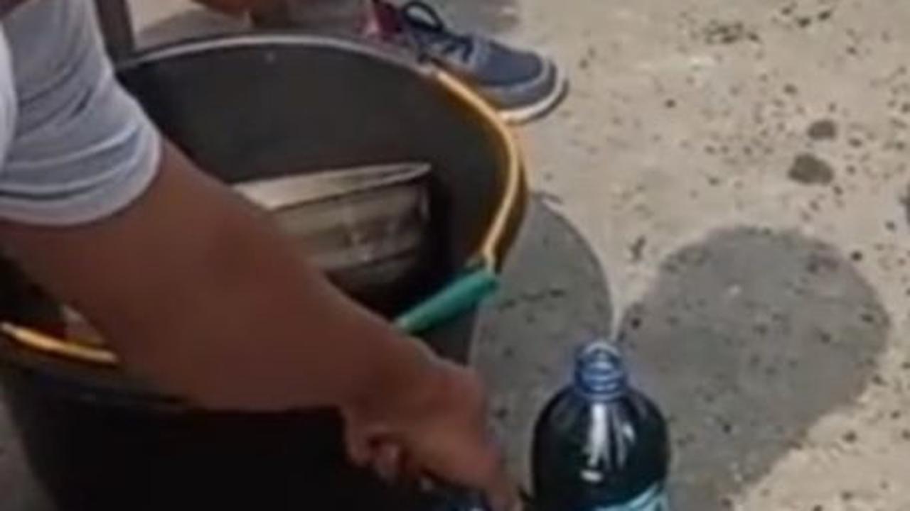 "kami membuktikan ke pada abang yang punya mobil, setelah di bongkar hasil nya minyak itu sesuai dengan jumlahnya 5 liter tetapi dia tidak percaya jugak kepada pekerja SPBU," terang pemilik akun.