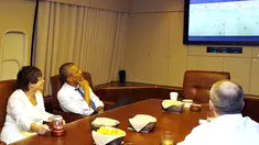 Di dalam pesawat Air Force One menuju Minnesota, Presiden Barack Obama (kedua dari kiri) menyaksikan langsung laga AS kontra Jerman di penyisihan Piala Dunia 2014, (26/6/2014). (REUTERS/Larry Downing) 