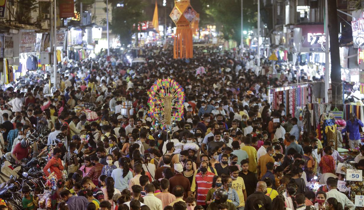 Orang-orang memadati pasar saat mereka berbelanja menjelang festival Diwali di Mumbai, India, Minggu (31/10/2021). Diwali, Festival lampu Hindu, akan dirayakan pada 4 November. (AP Photo/Rajanish Kakade)