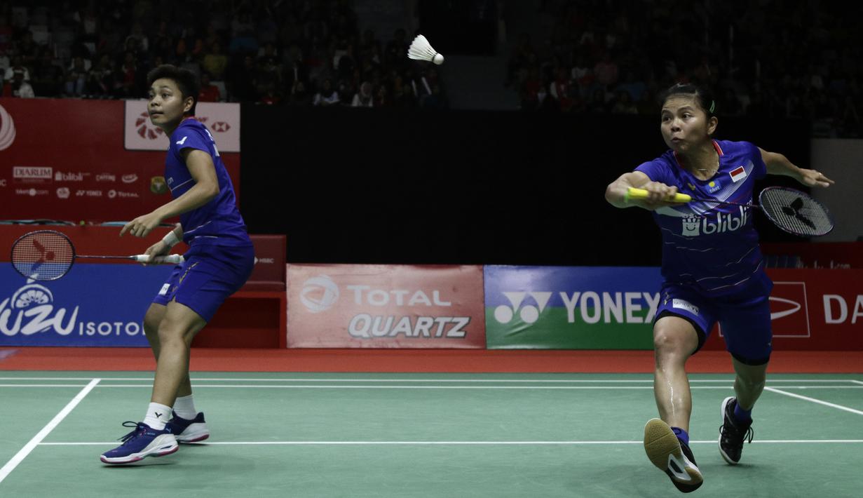 Ganda putri Indonesia, Greysia Polii/Apriyani Rahayu, merayakan kemenangan atas ganda Jepang, Nami Matsuyama/Chiharu Shida, pada laga Indonesia Masters 2020 di Istora Senayan, Jakarta, Jumat (17/1). Greysia/Apriyani menang 21-15 dan 21-16. (Bola.com/Yoppy Renato)
