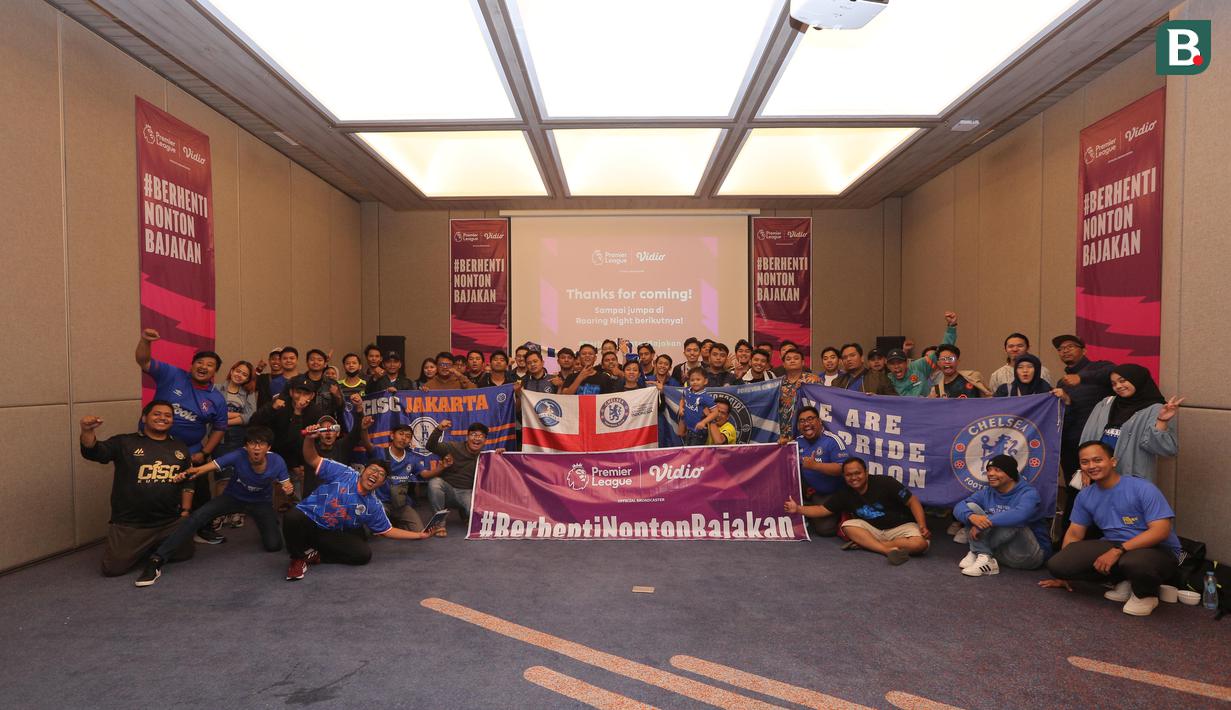 Para anggota komunitas suporter Chelsea CISC Regional Jakarta berfoto bersama setelah berakhirnya acara Roaring Night menyaksikan laga Premier League 2023/2024 antara Chelsea melawan Fulham di Hotel Ibis Styles, Tanah Abang, Jakarta Pusat, Sabtu (13/1/2024) malam. (Bola.com/M Iqbal Ichsan)