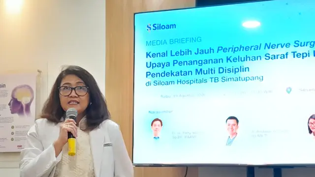 Kepala Departemen Rehabilitasi Medik Siloam Hospitals TB Simatupang, dokter spesialis kedokteran fisik dan rehabilitasi, Theresia D. Arini.