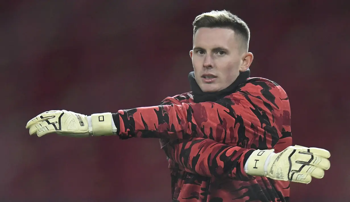 Dean Henderson lebih unggul dalam hal keberanian keluar dari area aman. Ia lebih sering keluar dari sarangnya untuk mencegah serangan lawan atau disebut keeper sweepings. (AFP/Shaun Botterill/Pool)