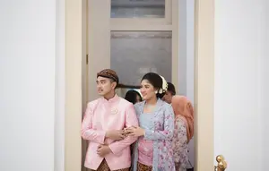 Sedangkan saat syukuran 7 bulan kehamilan, Erina menggunakan kebaya kreasi desainer Didiet Maulana. Sang desainer merancang kebaya tie dye bermotif bunga dengan detail pink dan biru. [@erinagudono]