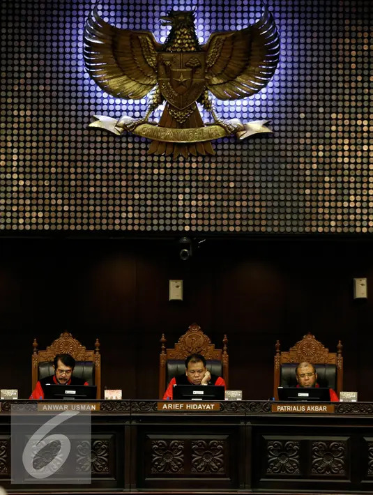 Ketua MK, Arief Hidayat memimpin putusan 3 gugatan perkara PHP kepala daerah 2015, Jakarta, Senin (22/2). Ketiga permohonan gugatan yang akan diputus adalah Kabupaten Halmahera Selatan, Mamberamo Raya, dan Kuantan Singingi. (Liputan6.com/Faizal Fanani)
