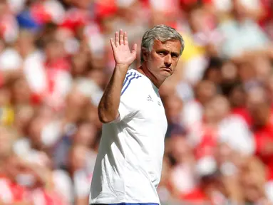 Ekspresi Jose Mourinho melambaikan tangan saat pertandingan Community Shield di Wembley Stadium, Inggris, Minggu (2/8/2015). Chelsea kalah dengan skor 0-1. (Reuters/Andrew Couldridge)