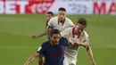 Gelandang Atletico Madrid, Koke (kiri) dan penyerang Sevilla, Luuk de Jong berebut bola pada pekan ke-29 Liga Spanyol di Wanda Metropolitano, Madrid, Senin (5/4/2021) dini hari WIB. Tandang ke markas Sevilla, Atletico Madrid kalah dengan skor 0-1. (AP Photo/Angel Fernandez)