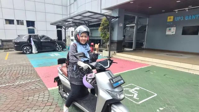 Pegawai BUMN di Serang Ngantor Naik Motor Listrik