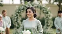 Model Baju Bridesmaid Melayu Rok Songket (Image by Gemini AI)