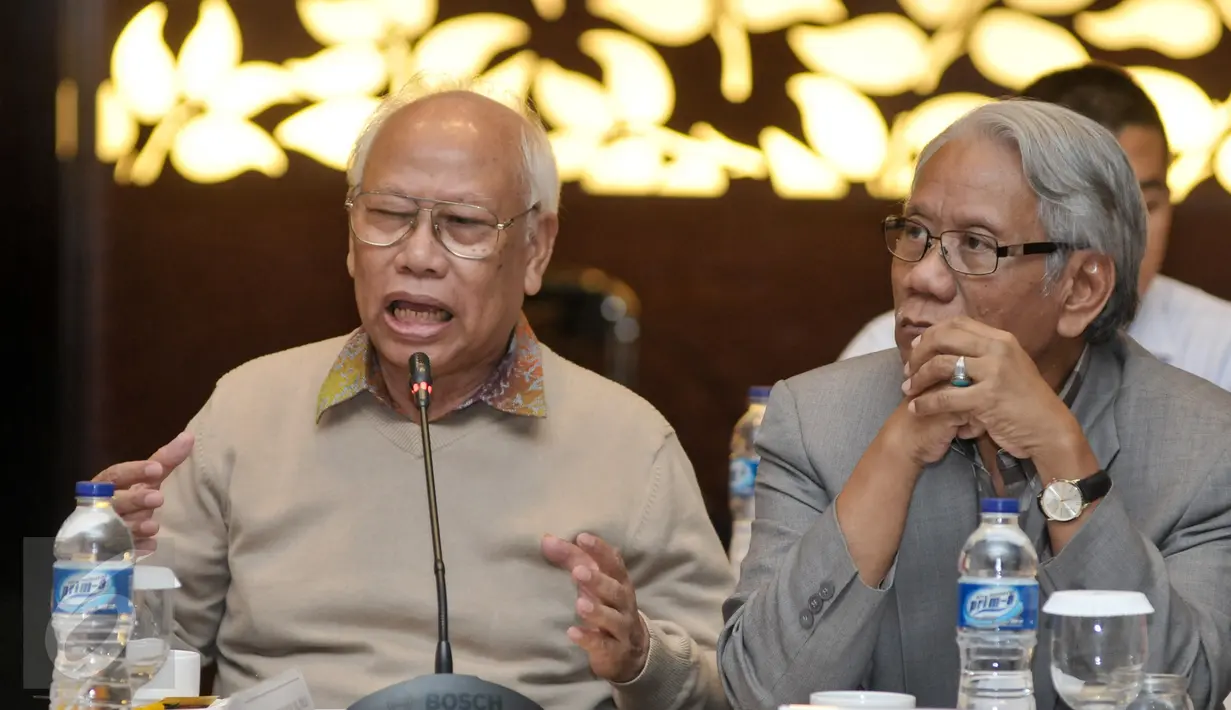 Prof Dr Bagir Manan dan Mantan Waka MK Harjono mengikuti diskusi Focus Group Discussion (FGD) di Bogor, Rabu (26/10). Menkumham Yasonna Laoly mengumpulkan pakar hukum untuk menyusun program dan strategi reformasi regulasi. (Liputan6.com/Yoppy Renato)