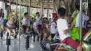 Anak-anak terdampak bencana tsunami dari Kampung Sumur, Pandeglang, Banten menikmati wahana permainan saat mengikuti rekreasi di Ancol Taman Impian, Jakarta, Selasa (26/2). Kegiatan tersebut bertajuk Menjemput Impian Bersama. (Liputan6.com/Faizal Fanani)