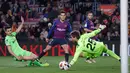 Pemain Barcelona, Philippe Coutinho menendang bola saat leg kedua babak 16 besar Copa del Rey melawan Levante di Stadion Camp Nou, Kamis (17/1). Barcelona lolos ke perempat final Copa Del Rey usai menang 3-0 atas Levante. (AP/Manu Fernandez)