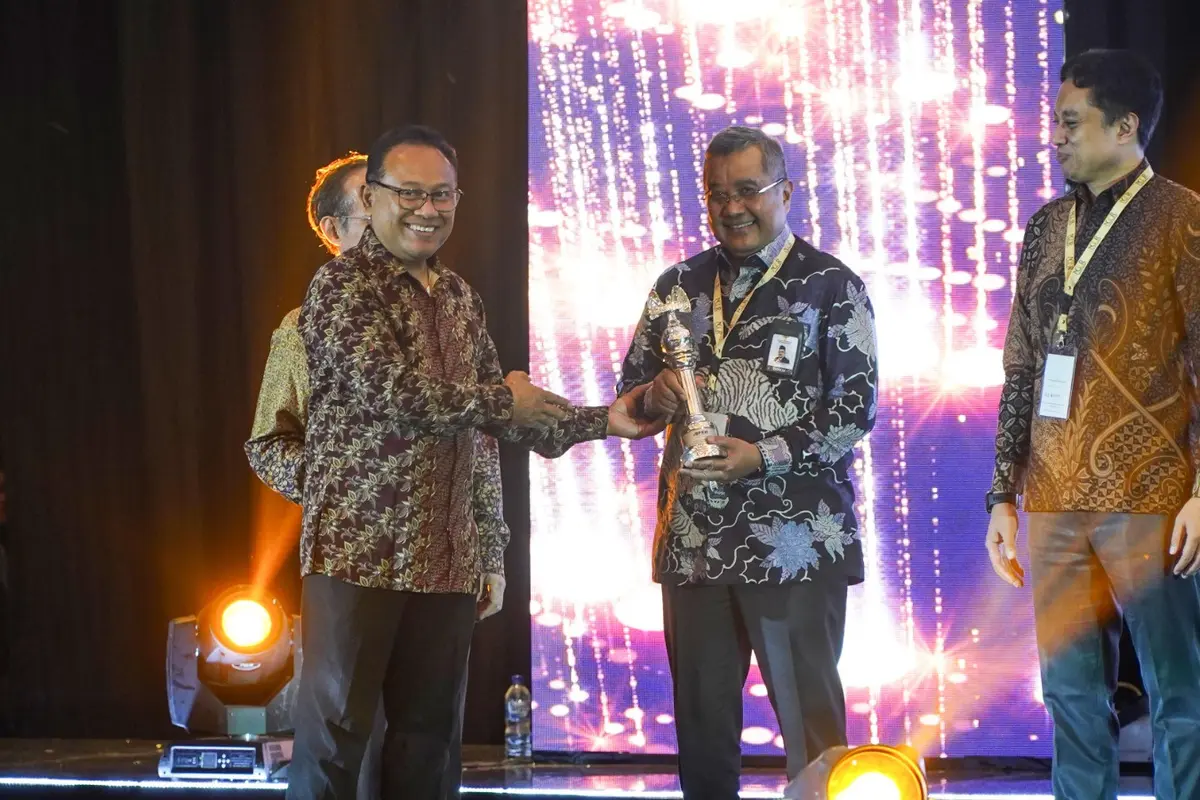 Badan Pengelola Keuangan Haji (BPKH) berhasil meraih Silver Trophy untuk penghargaan Asia Sustainability Report Rating (ASRRAT) 2023. Tak hanya itu. BPKH juga memperoleh penghargaan ‘Commendation 1st year’ atas keikutsertaan kali pertama BPKH dalam ajang