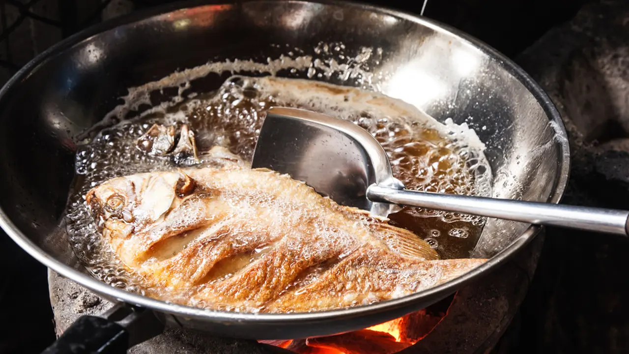 Tips Menggoreng Ikan agar Matang Sempurna, Anti Lengket dan Nggak Meletup!