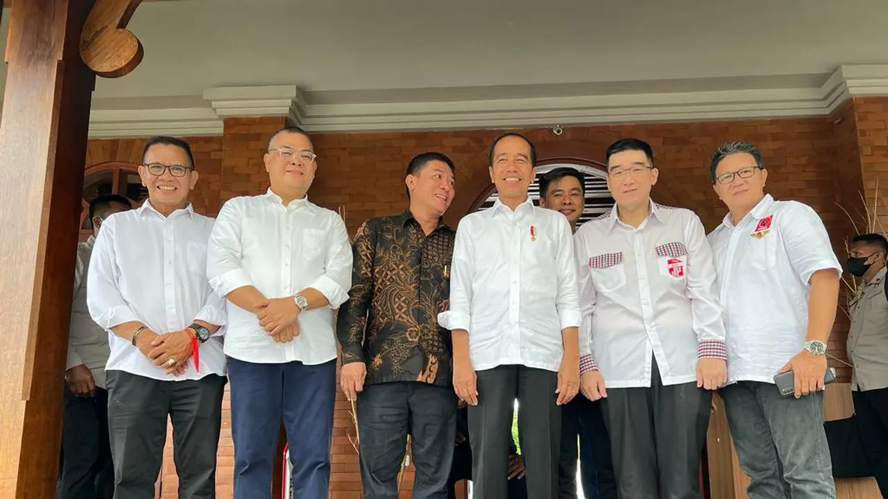 Jokowi bersama perwakilan kelompok relawan usai makan siang di Manado. (Istimewa)