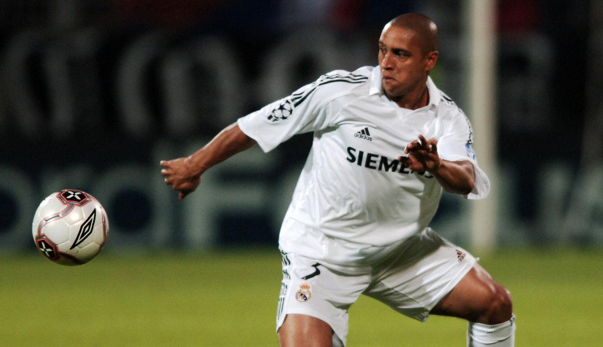 Bek kiri legendaris Brasil, Roberto Carlos berhasil meraih 13 trofi bersama Real Madrid dan tiga diantaranya merupakan trofi Liga Champions (1997/1998, 1999/2000, dan 2001/2002). Pemain yang dikenal dengan tendangan kerasnya tersebut tercatat telah membela Los Blancos sejak 1996 hingga 2007 dengan jumlah penampilan sebanyak 527 kali dan telah mencetak 70 gol dan 100 assists. (AFP/Martin Bureau)