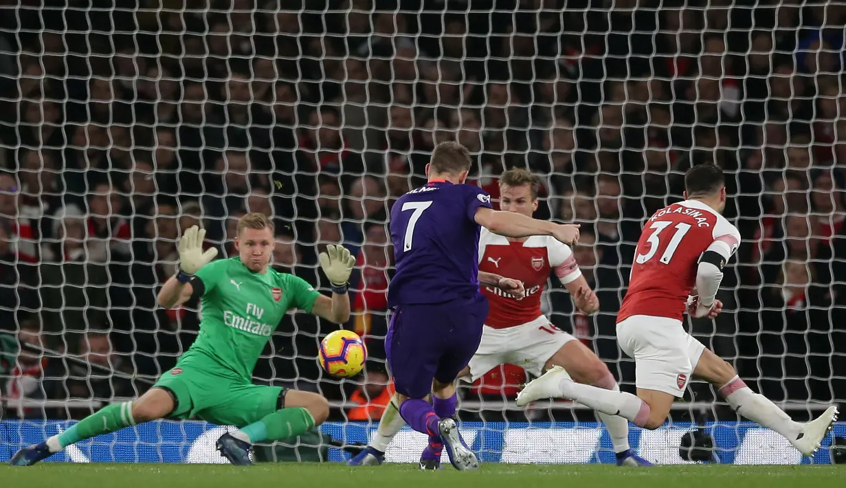 Proses terjadinya gol yang dicetak gelandang Liverpool, James Milner, ke gawang Arsenal pada laga Premier League di Stadion Emirates, London, Minggu (3/11). Kedua klub bermain imbang 1-1. (AFPDaniel Leal-Olivas)