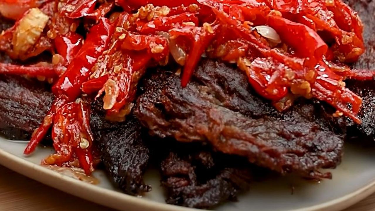 5. Resep Dendeng Batokok

Resep masakan Padang selanjutnya adalah dendeng batokok dengan siraman bumbu balado yang pedasnya nampol.

Lauk renyah ini bisa disimpan cukup lama juga, kok.