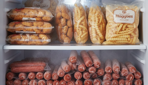 ilustrasi makanan beku (created by AI)