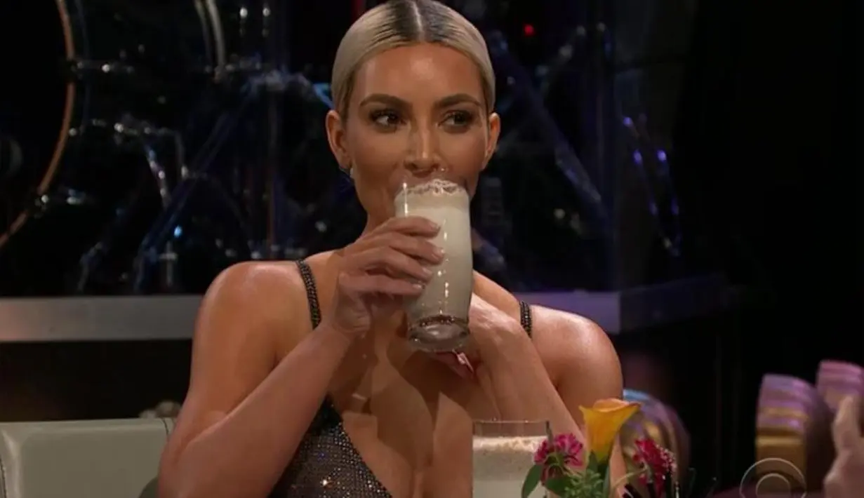 Sebelumnya Kim Kardashian pun memilih meminum sardine smoothie demi tak menjawab mengenai kehamilan Kylie Jenner dan Khloe Kardashian. (YouTube)