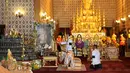 Putra Mahkota Thailand, Maha Vajiralongkorn berdoa dan memberikan penghormatan terakhir kepada almarhum ayahnya, Raja Bhumibol Adulyadej di Grand Palace di Bangkok, Thailand, Sabtu (15/10). Upacara ini digelar sebelum upacara kremasi jenazah. (REUTERS)