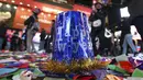 Sebuah topi pesta tertinggal dijalanan usai perayaan tahun baru 2016 di Times Square di Manhattan borough, New York, USA (1/1/2016). (REUTERS/Andrew Kelly)
