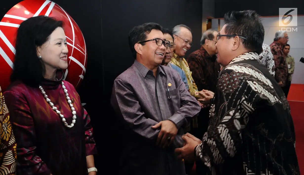 Ketua Dewan Komisioner OJK 2012-2017, Muliaman D Hadad (tengah) menerima ucapan pada malam apresiasi di Gedung BEI Jakarta, Selasa (18/7). Apresiasi diberikan untuk komisioner OJK 2012-2017 yang mengakhiri masa tugasnya. (Liputan6.com/Helmi Fithriansyah) 