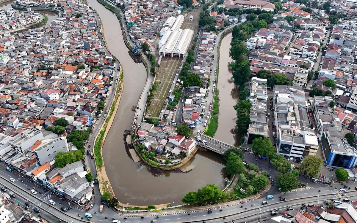 Normalisasi Kali Ciliwung Tersendat