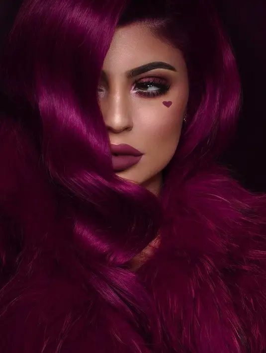 Kalau rambutnya berwarna ungu seperti ini bagaimana? (instagram/kyliejenner)