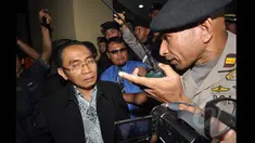 Wakil Ketua KPK Adnan Pandu Praja dihalangi petugas saat akan masuk Mabes Polri untuk bertemu dengan Wakapolri Badrodin Haiti terkait penangkapan Bambang Widjojanto, Jakarta, Jumat (23/1/2015). (Liputan6.com/Miftahul Hayat)