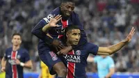 Pemain PSG Achraf Hakimi merayakan gol bersama Ousmane Dembele saat final Liga Champions melawan Inter Milan di Allianz Arena, Minggu, 1&nbsp;Juni 2025. (AP Photo/Matthias Schrader)