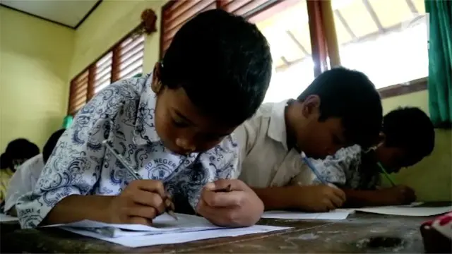 Sebuah sekolah dasar negeri yang dekat dengan lokasi pengungsian Gunung Agung tetap menjalankan kegiatan belajar mengajar.