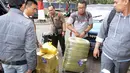 KPK menyita sejumlah dokumen usai menggeledah kediaman Gubernur Sumut, Gatot Pujo Nugroho di Jakarta, Jumat (14/8/2015). Penggeledahan dilakukan terkait penyidikan kasus dugaan suap kepada hakim dan panitera PTUN di Medan. (Liputan6.com/Helmi Afandi)