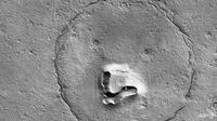 Ilmuwan luar angkasa menemukan wajah beruang selebar 2 km di permukaan Mars. (Foto: AFP/NASA/JPL-Caltech/UArizona)