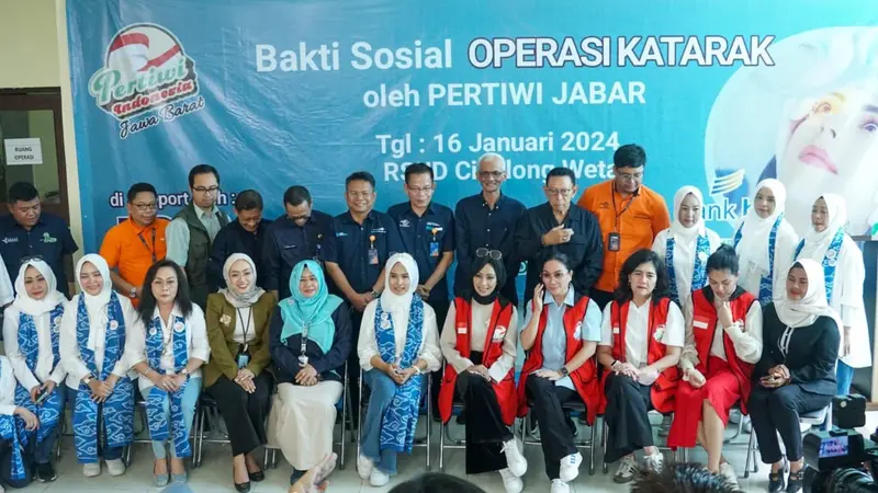 Komunitas Perempuan Pertiwi Indonesia menggelar kegiatan bakti sosial (baksos) operasi katarak di RSUD Cikalong Wetan, Bandung, Jawa Barat (Jabar) pada hari ini, Selasa (16/1/2024).
